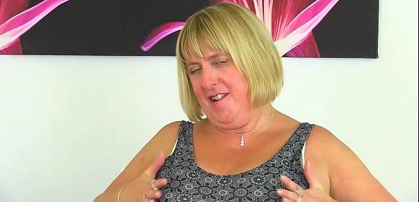  British BBW milf Samantha Sanders exposes her huge boobs